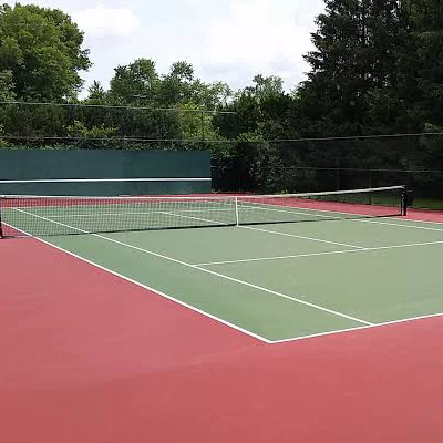 Perbaikan permukaan lapangan tenis NusaManik
