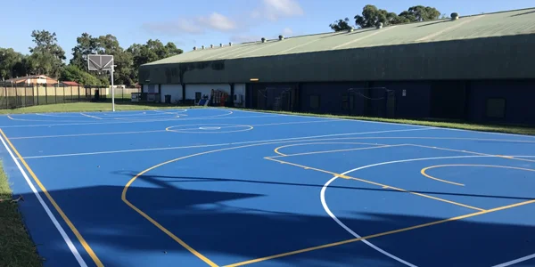 Lapangan basket indoor setelah pengecatan dan perbaikan