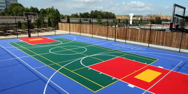 Lapangan basket outdoor setelah pengecatan