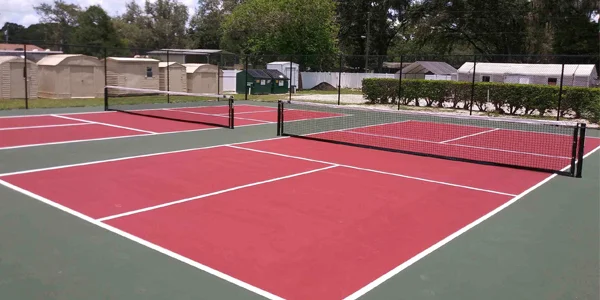Lapangan tenis outdoor setelah renovasi