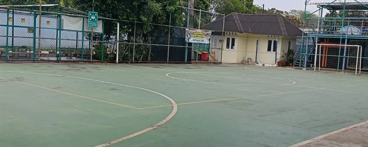 Perbaikan lapisan permukaan lapangan olahraga yang mengelupas