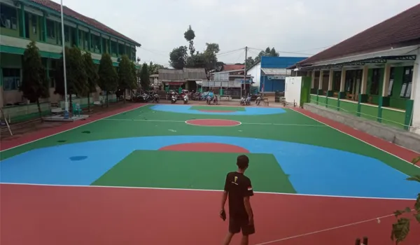 Lapangan olahraga sekolah setelah perbaikan dan pengecatan