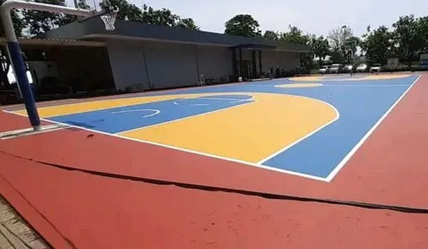 Lapangan basket outdoor setelah renovasi