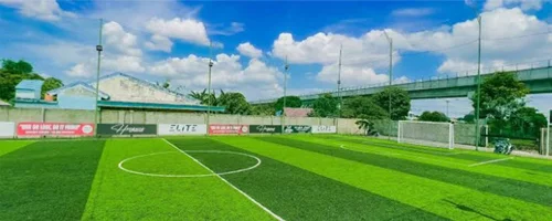 Lapangan mini soccer dengan rumput sintetis untuk jasa repair lapangan