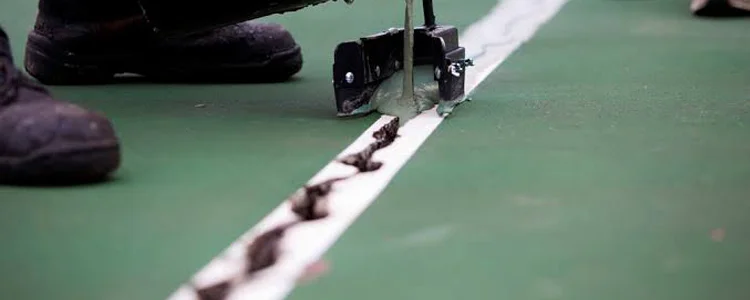 Perbaikan retakan lapangan olahraga