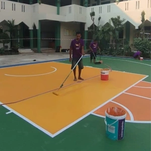 Proses pengecatan lapangan basket outdoor menggunakan roller