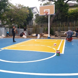 Lapangan basket outdoor di area perumahan