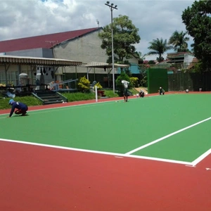 Proses pengecatan lapangan tenis outdoor