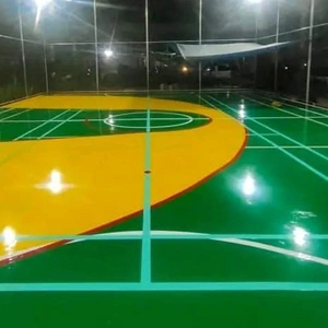 Lapangan basket outdoor setelah pengecatan epoxy pada malam hari